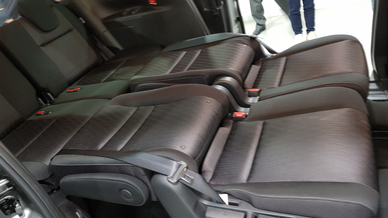Second and third rows of the Nissan Serena S-Hybrid fold flat, creating a flat area.