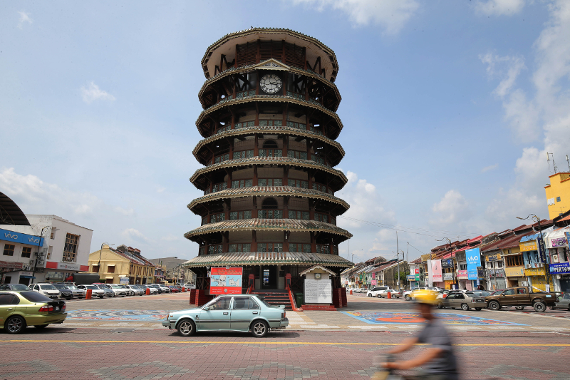 Teluk Intan is home to about 66,000 voters. Malays make up of about 41 per cent of the population, while the remainder are Chinese, 40 per cent and Indians, 19 per cent.