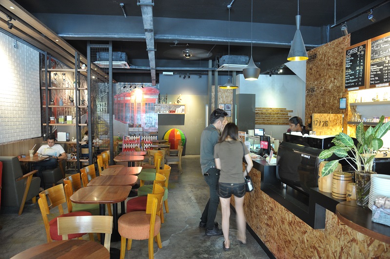 De Nice is a desserts and drinks cafe offering specialty coffee, a variety of desserts and craft beer.