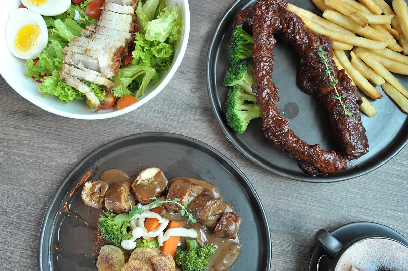 The specialties in Pentagon 5...roasted pork salad (top left), grilled pork ribs (top right) and chicken roulade. 