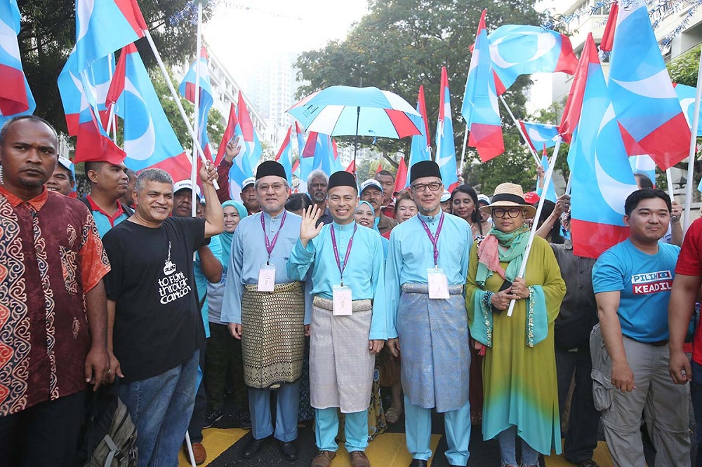 Clad in light blue Baju Melayu, PKR’s communications chief Fahmi Fadzil was the second to enter the nomination centre.