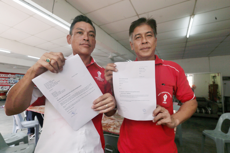 Brothers Chin Kwai Leong (left) and Chin Kwai Heng(right), who are contesting the Menglembu and Tronoh seats respectively, are demanding an apology from MCA, after the party claimed to have sacked them for disciplinary reasons. u00e2u20acu201d Picture by Farhan Najib