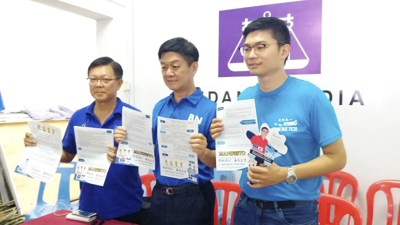 Kampar parliamentary candidate Datuk Lee Chee Leong (centre) with Malim Nawar candidate Chang Gwo Chyang (left) and Daniel Wa Wai How. u00e2u20acu201d Picture by Sylvia Looi