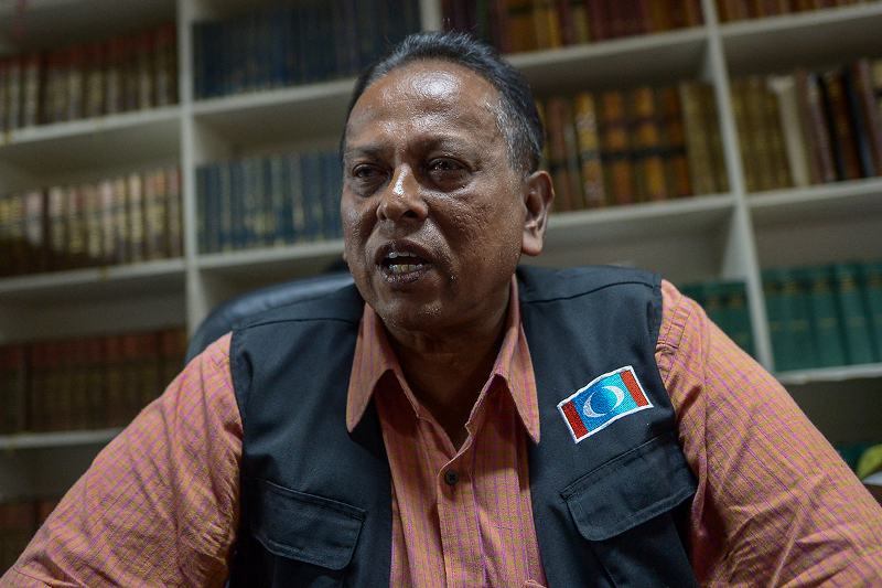 Pakatan Harapanu00e2u20acu2122s candidate for Rantau Dr Steram Sinnasamy speaks to the media during a press conference on the issue his disqualification in Petaling Jaya April 30, 2018. u00e2u20acu201d Picture by Mukhriz Hazim