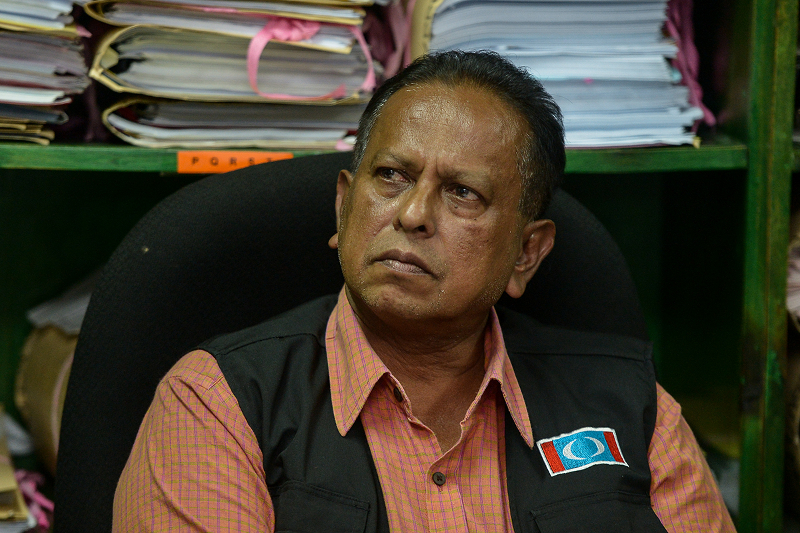 Pakatan Harapanu00e2u20acu2122s candidate for Rantau Dr Steram Sinnasamy speaks to the media during a press conference on the issue his disqualification in Petaling Jaya April 30, 2018. u00e2u20acu201d Picture by Mukhriz Hazim