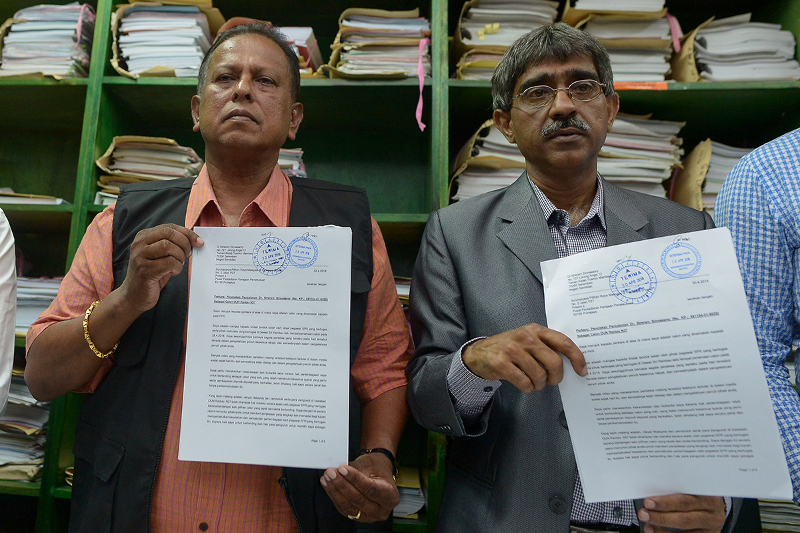 PHu00e2u20acu2122s candidate for Rantau Dr Steram Sinnasamy (left) and his lawyer Hanif Khatri Abdulla show the letter that were sent to Election Commissionu00e2u20acu2122s office during a press conference in Petaling Jaya April 30, 2018. u00e2u20acu201d Picture by Mukhriz Hazim