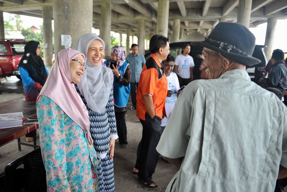 PKR president Datuk Seri Wan Azizah (left) and Permatang Pauh candidate Nurul Izzah (second left) speaking to locals during their morning campaign in Kubang Semang April 30, 2018. u00e2u20acu201d Picture by KE Ooi