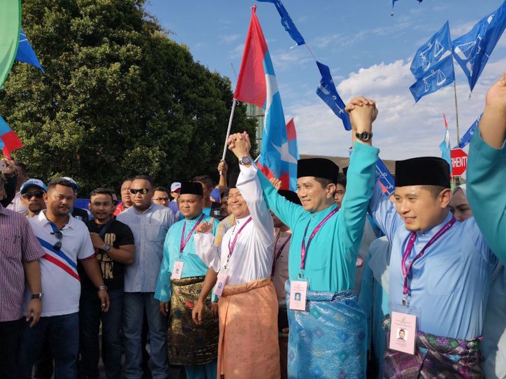 Datuk Seri Azmin Ali (dua, kanan) bersama penyandang Hulu Kelang, Saari Sungib (tiga, kanan) dan calon Gombak Setia Hilman Idham (kanan). u00e2u20acu201d Foto oleh Jamilah Kamarudin