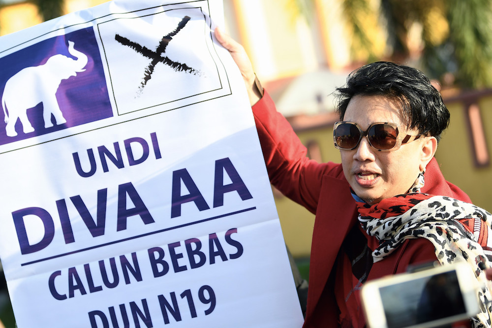 Azwan Ali menunjukkan banting berlogo gajah sebelum menyerahkan borang pencalonan bagi kerusi Bukit Antarabangsa di Dewan Dato Ahmad Razali, Ampang 28 April 2018.  u00e2u20acu201d Foto Bernama