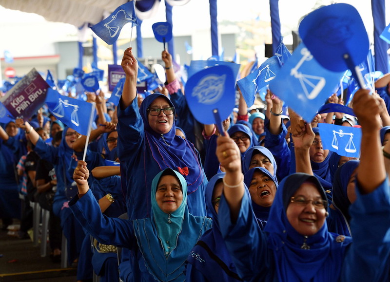 Barisan Nasional supporters attend the launch of the Sembrong Barisan Nasional election machinery in Kluang April 6, 2018. — Bernama pic