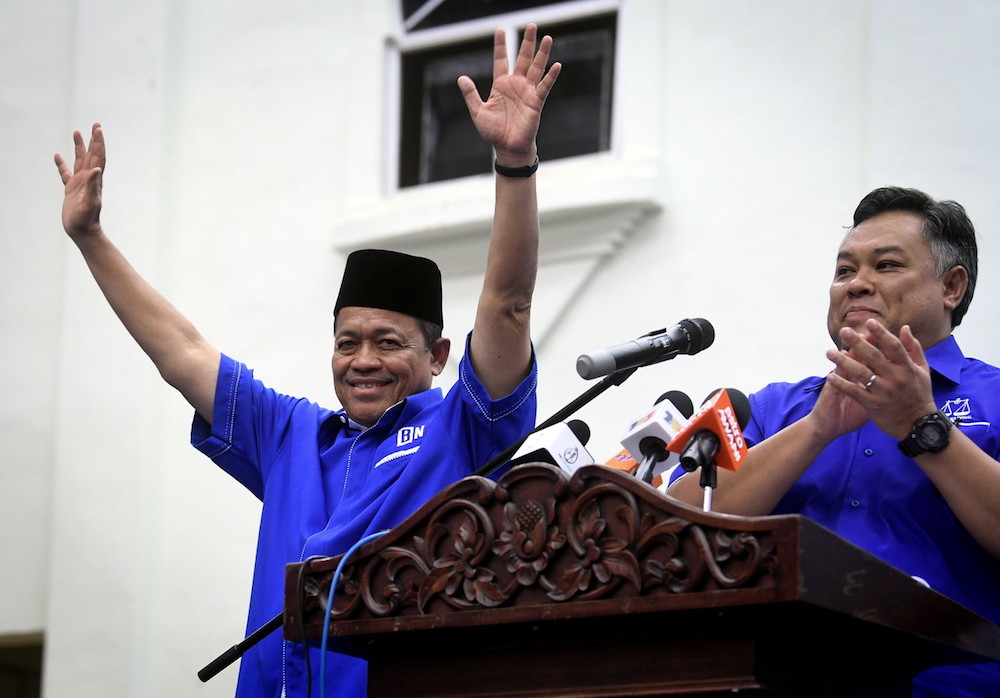 Datuk Seri Shahidan Kassim acknowledges his supporters after being announced as the Barisan Nasional candidate for the Arau parliamentary seat in Kangar April 26, 2018. u00e2u20acu201d Bernama pic