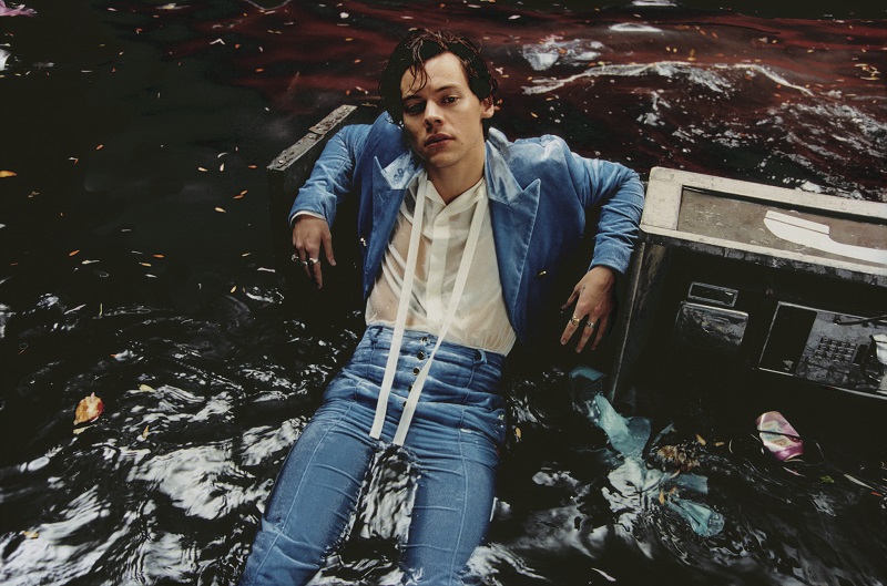 There’s nothing hotter than when Styles beats up some of his latest singles dressed in a suit. 