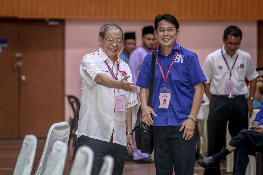 DAP veteran Lim Kit Siang (left) and BNu00e2u20acu2122s Datuk Jason Teoh Sew Hock shake hands at the Iskandar City Council Hall in Johor Baru April 28. 2018. u00e2u20acu201d Picture by Hari Anggara.