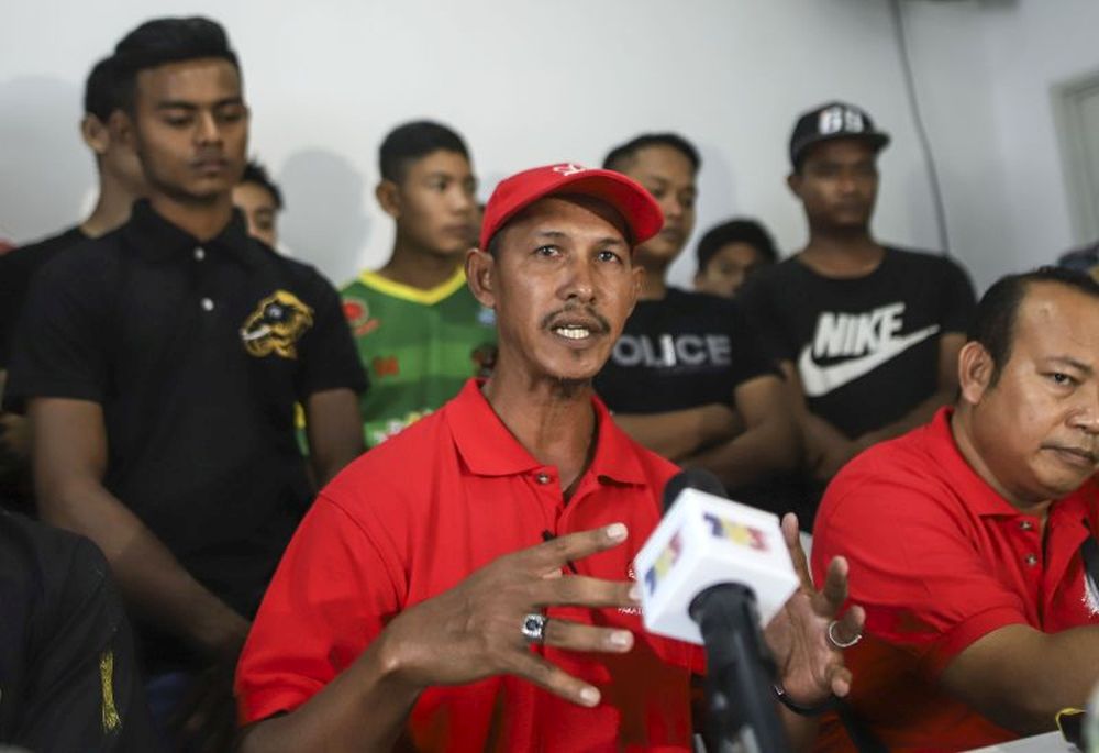 Ahli jawatankuasa PPBM Langkawi Mohd Ratu Mansor bercakap ketika sidang media di sebuah hotel di Langkawi, 26 April 2018. u00e2u20acu201d Foto oleh Azneal Ishak