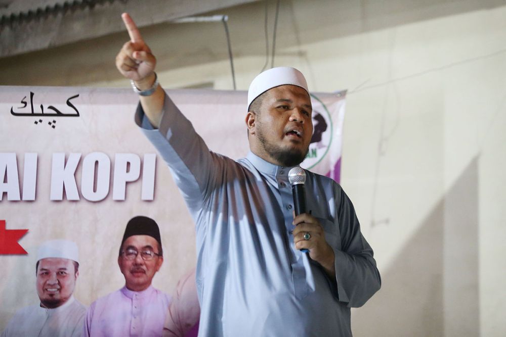 Kelantan PAS Youth deputy chief Nor Azariza Mohd Alawi speaks at a ceramah in Kota Bahru on March 27, 2018. — Picture by Azinuddin Ghazali