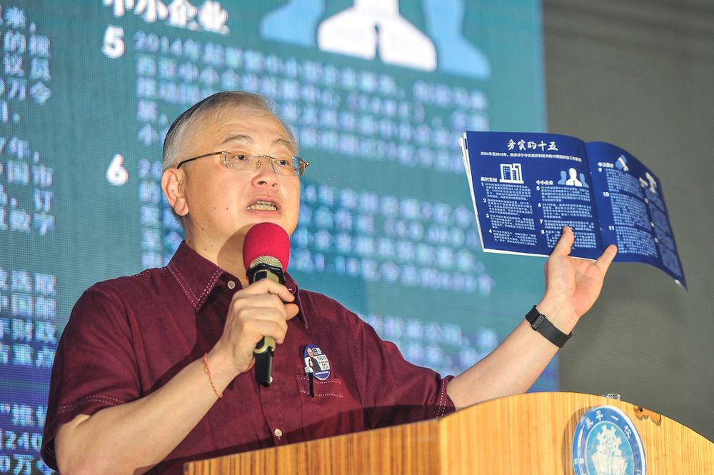 BN Ayer Hitam candidate Datuk Seri Wee Ka Siong holds a manifesto booklet during the launch of BN's Ayer Hitam manifesto at the BN Yong Peng Utara operations room in Yong Peng, Johor, April 30, 2018. u00e2u20acu201d Picture by Safwan Zaidon