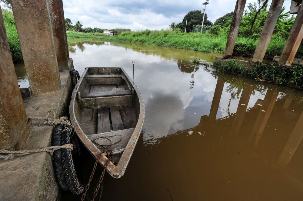 Simpang Renggam's only water supply, Sungai Benut, is often contaminated with ammonia from a nearby landfill upstream whenever it rains heavily. u00e2u20acu201d Picture by Shafwan Zaidon