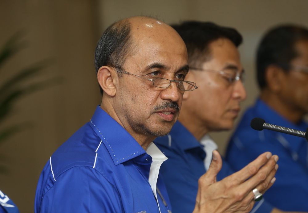 Barisan Nasionalu00e2u20acu2122s Setiawangsa candidate Tan Sri Zulhasnan Rafique speaks during the launch of his manifesto in Kuala Lumpur April 30, 2018. u00e2u20acu201d Picture by Zuraneeza Zulkifli