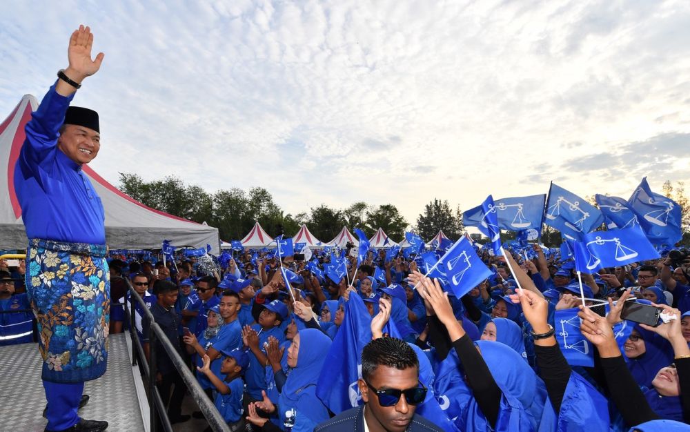 Datuk Seri Ahmad Zahid Hamidi waves to supporters at the construction site of the Teedo Resort before marching to the nomination centre at the Dewan Gemilang of Sekolah Menengah Sains Bagan Datoh in Bagan Datuk April 28, 2018. u00e2u20acu2022 Bernama pic