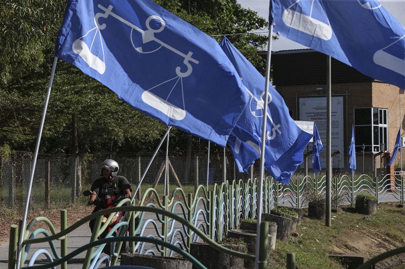 A motorcyclist rides past Barisan Nasional flags in Wakaf Mempelam in Kuala Terengganu March 23, 2018. ― Picture by Azneal Ishak