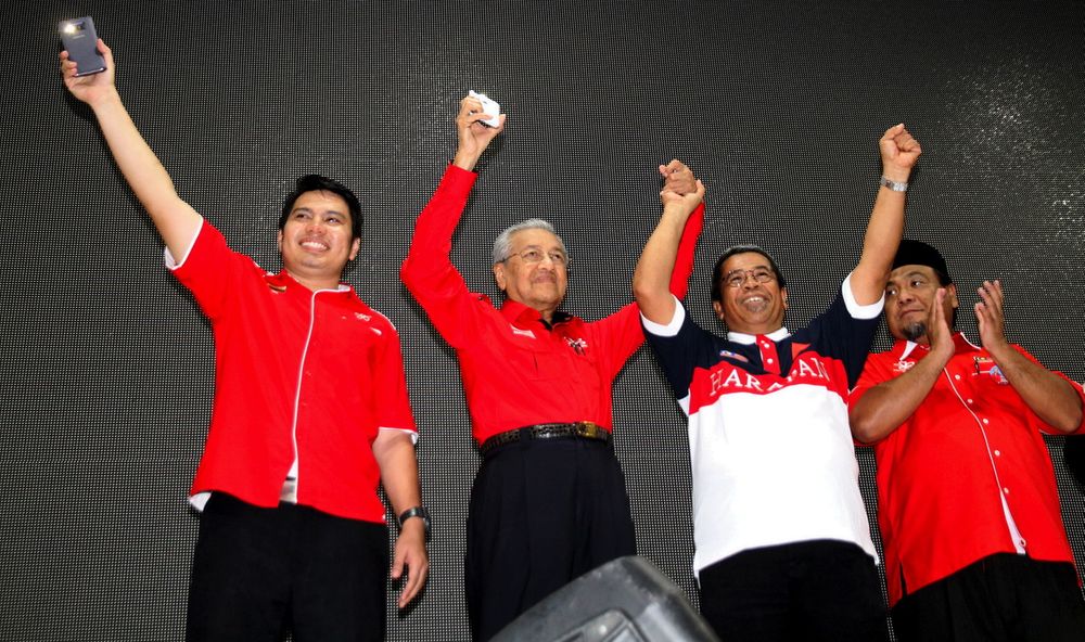 Tun Dr Mahathir Mohamad memperkenalkan calon DUN Manong Isa Jaafar (dua, kanan) pada Ceramah Mega Pakatan Harapan 26 April 2018. u00e2u20acu201d Foto Bernama