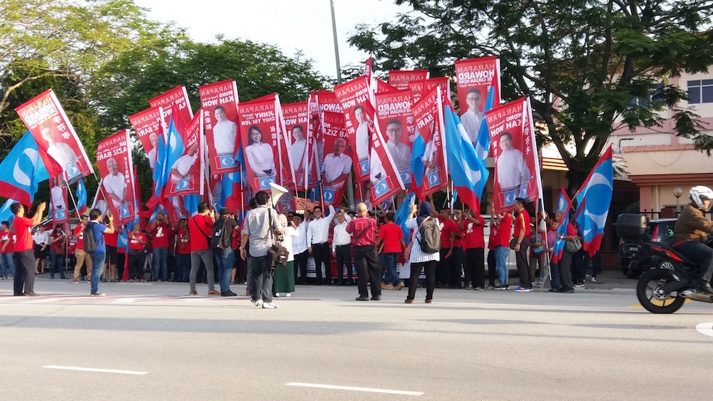 Pakatan Harapan supporters arrive at the Ipoh Timur nomination centre April 28, 2018.