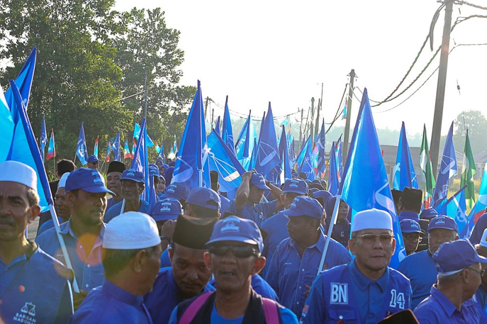 BN supporters gather outside the nomination hall at Sekolah Menengah Sains Kubang Pasu during the 14th General Election Nomination Day, April 28, 2018. ― Picture by Sayuti Zainudin