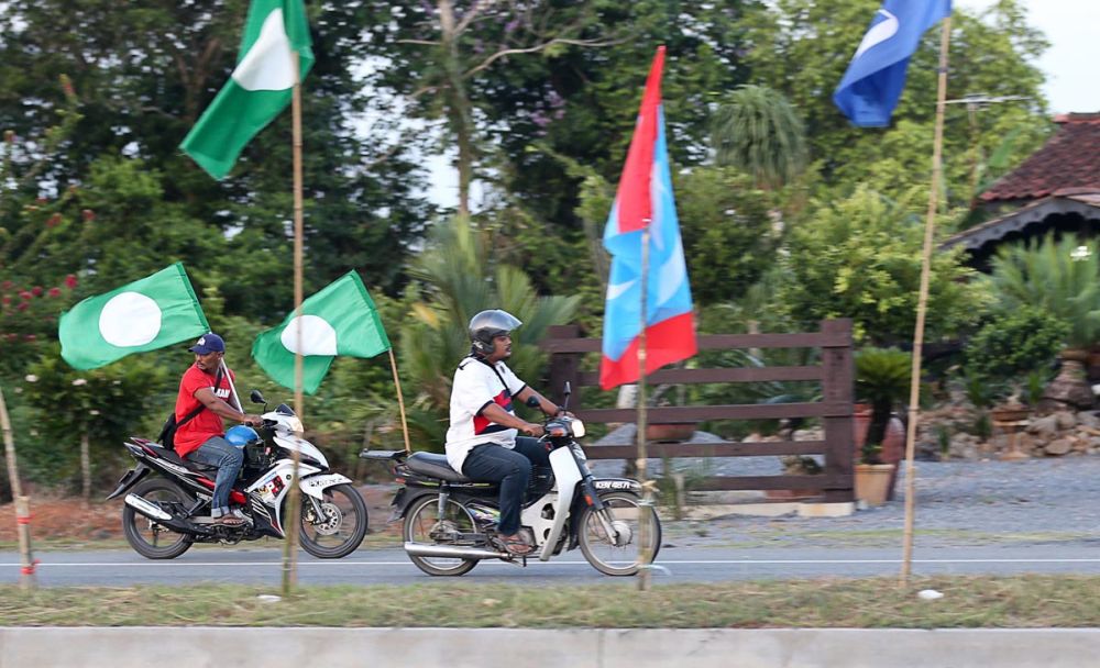 Supporters are seen outside the nomination hall at Sekolah Menengah Sains Kubang Pasu during the 14th General Election Nomination Day, April 28, 2018. u00e2u20acu2022 Picture by Sayuti Zainudin