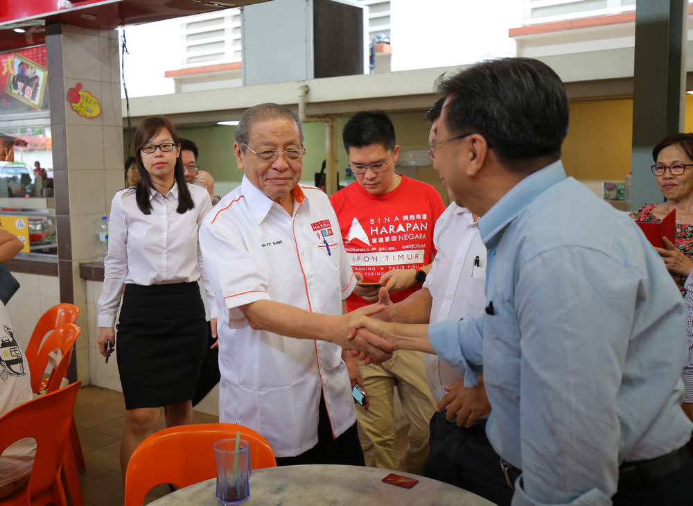 DAP parliamentary leader Lim Kit Siang meets the people at the Central Point food court in Ipoh April 26, 2018. u00e2u20acu201d Picture by Marcus Pheong
