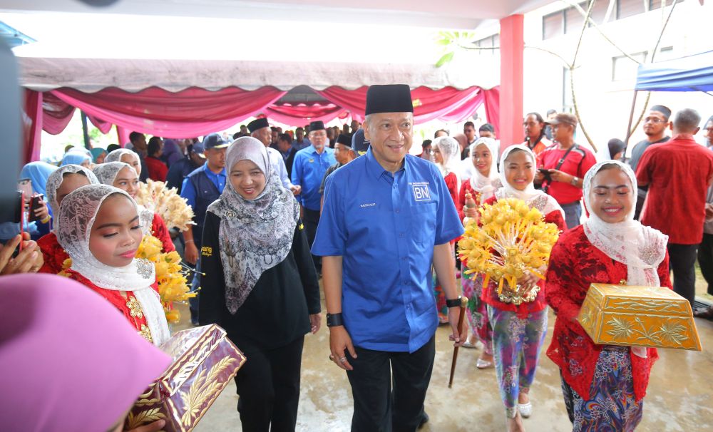 Datuk Seri Mohammed Nazri Abdul Aziz arrives for the launch of the Kota Lama Kanan community library in Kuala Kangsar April 30, 2018. u00e2u20acu201d Picture by Marcus Pheong
