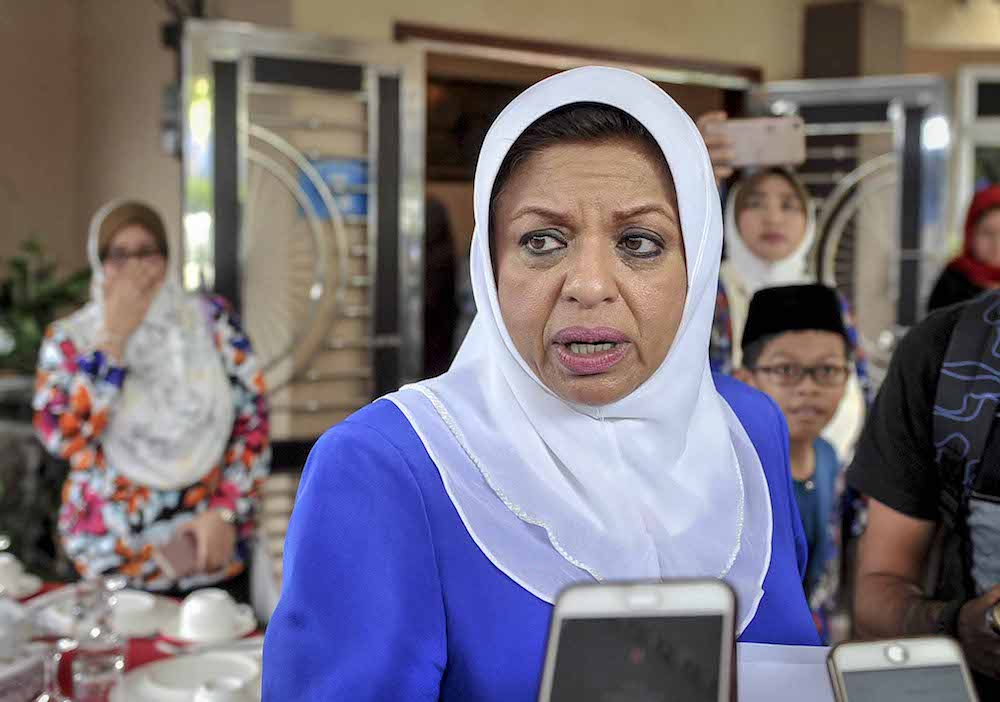 Barisan Nasional Wanita chief Tan Sri Shahrizat Abdul Jalil speaks to reporters in Muar April 27, 2018. u00e2u20acu201d Picture by Firdaus Latif 