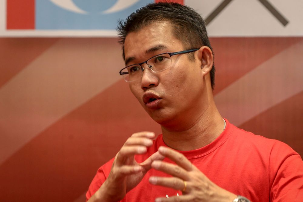 Pakatan Harapanu00e2u20acu2122s Skudai candidate Tan Hong Pin speaks at a press conference in Iskandar Puteri April 30, 2018. u00e2u20acu201d Picture by Hari Anggara