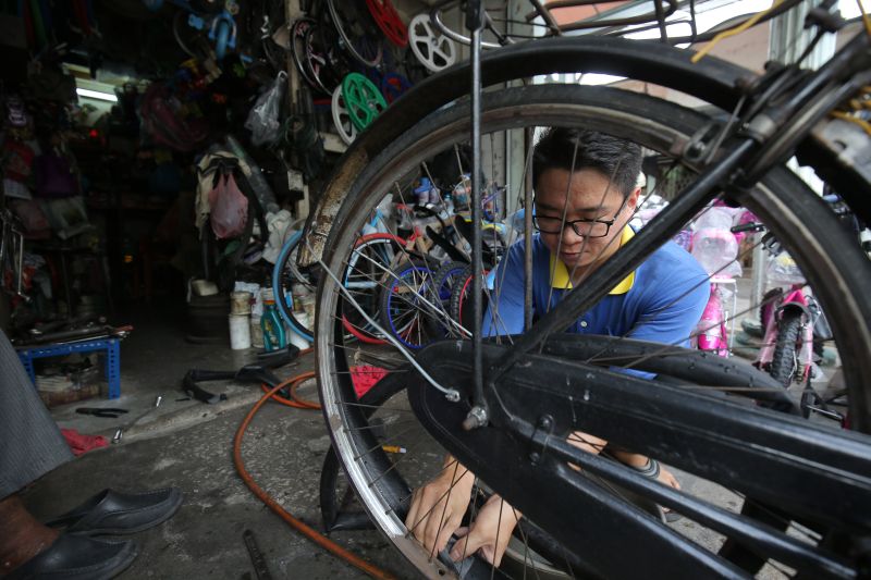 Tan Chee Jing, 30, a bicycle shop owner, said that he prefers a candidate without a ministerial post to be the Teluk Intan MP.