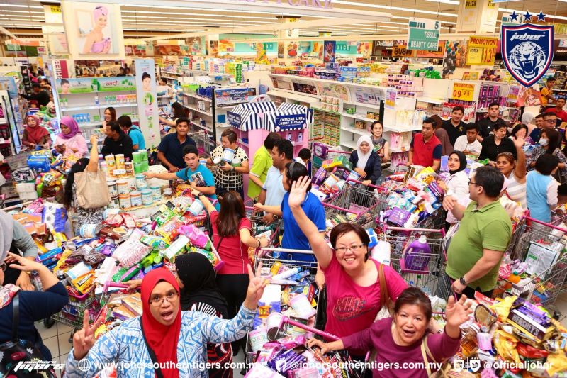 Happy shoppers with groceries at the Aeon Mall’s supermarket in Jusco Tebrau in Johor Baru.