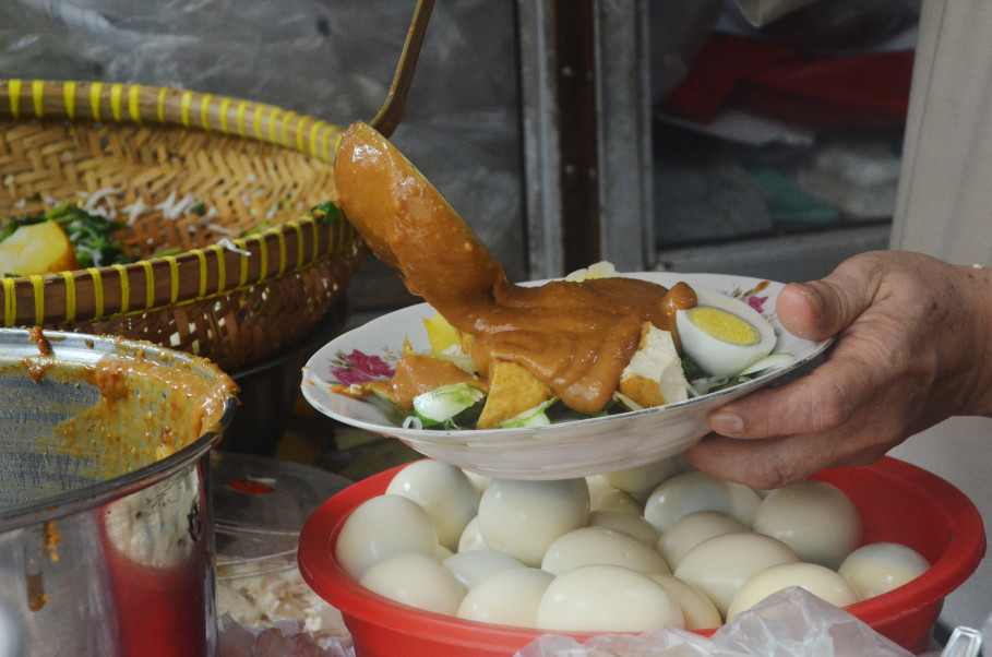 A plate of fresh gado-gado at Gado-Gado Bon Bin costs Rp 36,000. — Jakarta Globe pic