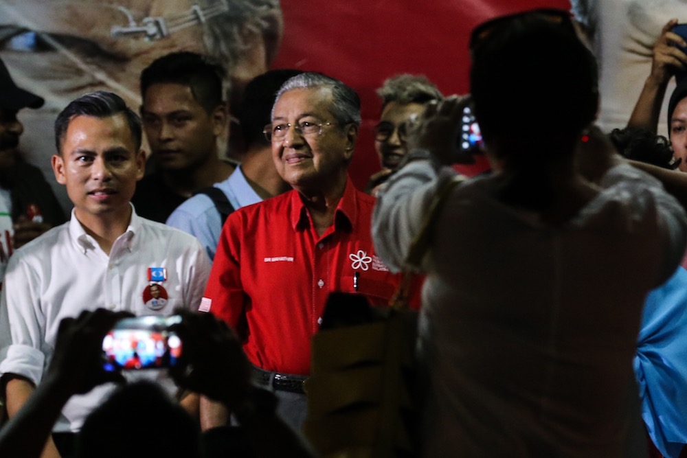 Tun Dr Mahathir Mohamad addresses the crowd at a ceramah in the Kerinchi public housing project, May 3, 2018. u00e2u20acu201d Picture by Ahmad Zamzahuri