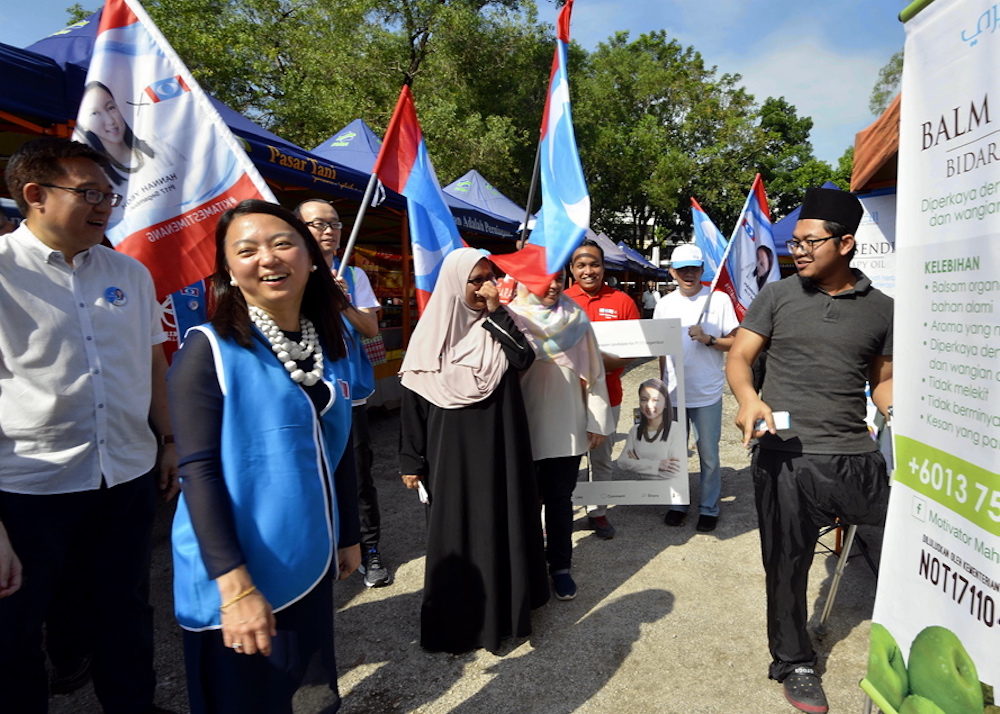 Hannah Yeoh meets the public during her walkabout at Pasar Tani MSUA Bukit Damansara, Kuala Lumpur May 5, 2018. u00e2u20acu201d Picture by Ham Abu Bakar