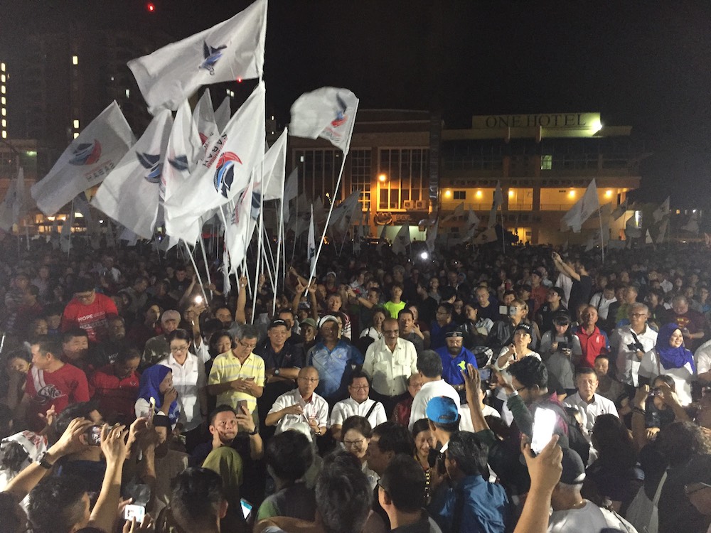 In the largest seen Opposition gathering this GE14 in Sabah, people gathered in the open space in Lintas Jaya and responded to Opposition leaders including Parti Warisan Sabahu00e2u20acu2122s Datuk Seri Shafie Apdal. u00e2u20acu201d Picture by Julia Chan