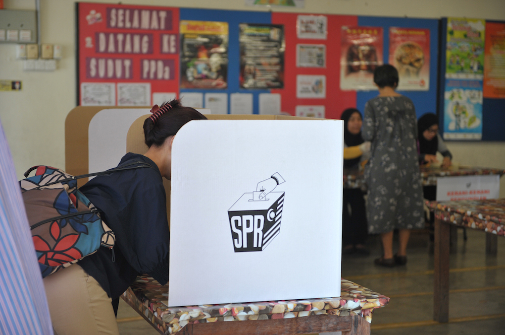 A voter marks her ballot paper at SJK (C) Pai Chai in Batu Ferringhi May 9, 2018. u00e2u20acu201d Picture by KE Ooi