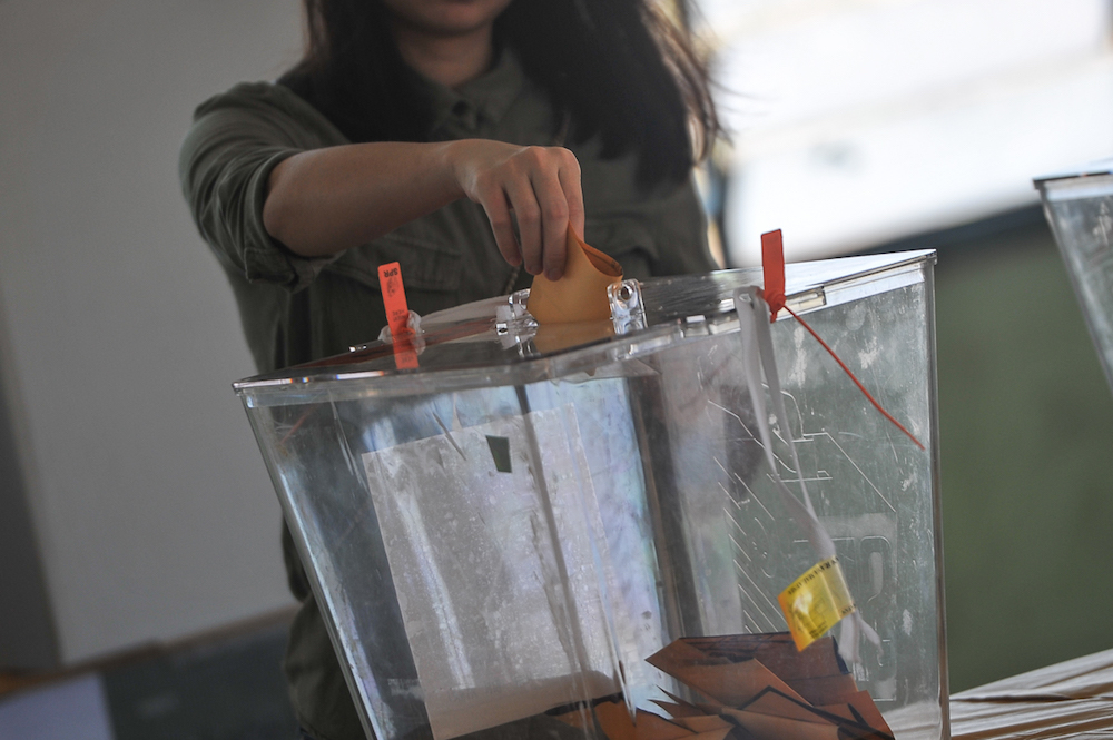 A voter casts his ballot in Kluang May 9, 2018. u00e2u20acu201d Picture by Shafwan Zaidon