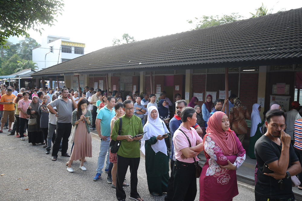 Voters queue patiently for their turn to cast their ballots in SK Tambun, Ipoh May 9, 2018. u00e2u20acu201d Picture by Pheong Kar Yu