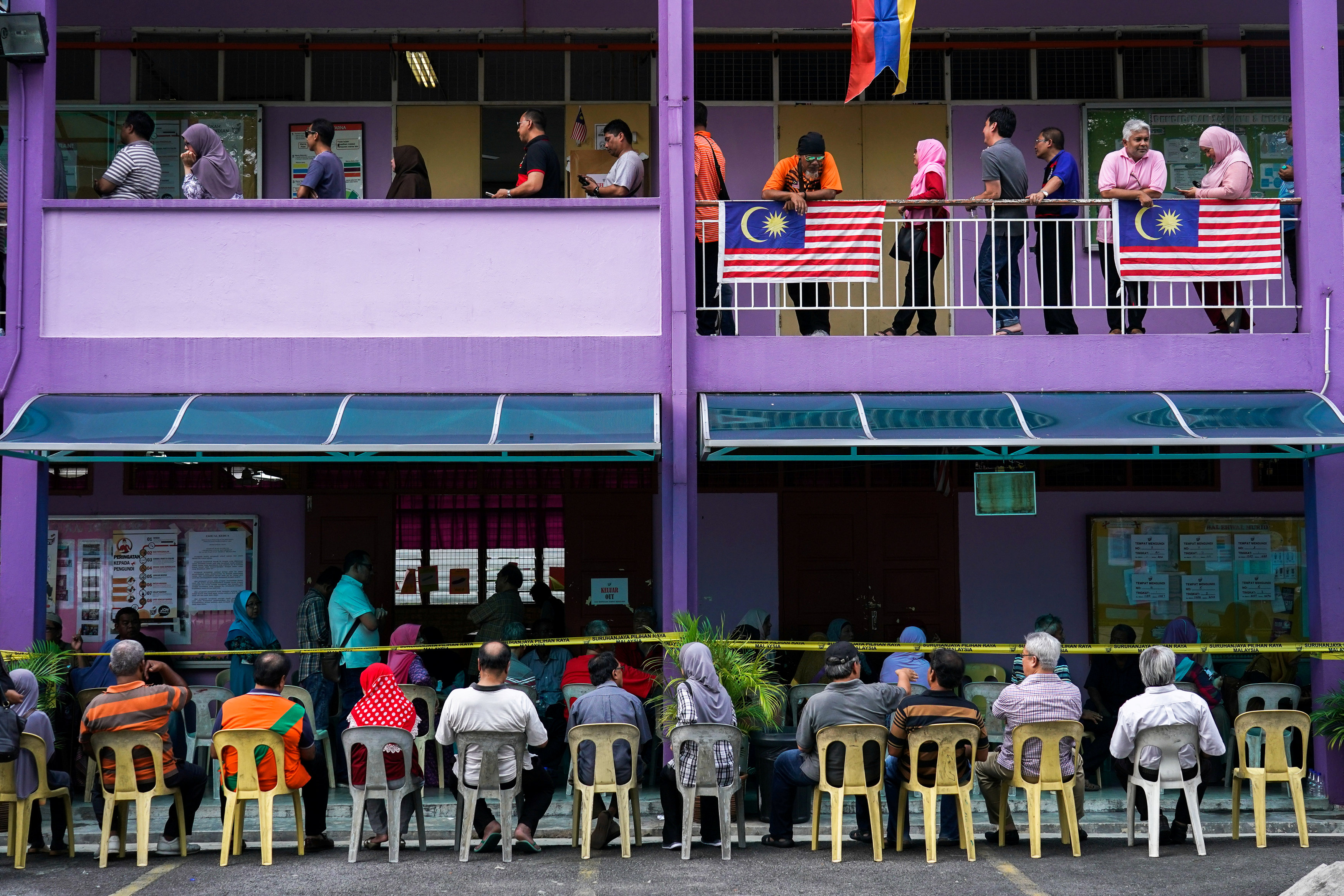 People line up to vote during the general election in Kuala Lumpur May 9, 2018. u00e2u20acu201d Reuters pic
