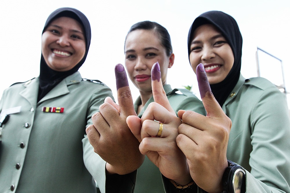 Military officers show their fingers marked with indelible ink after early voting at Kem Kementah in Kuala Lumpur May 5, 2018. u00e2u20acu201d Picture by Miera Zulyana