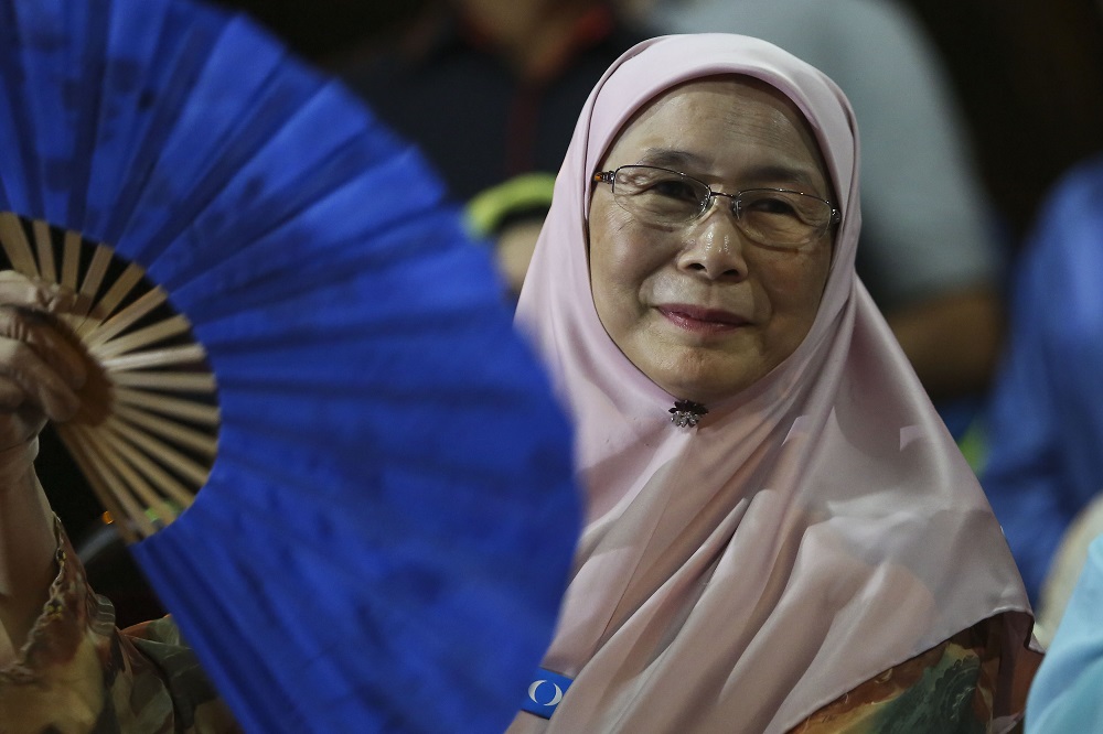 Datuk Seri Dr Wan Azizah Wan Ismail at a Pakatan Harapan ceramah at Taman Bukit Piatu Mutiara in Melaka May 5, 2018. u00e2u20acu201d Picture by Yusof Mat Isa