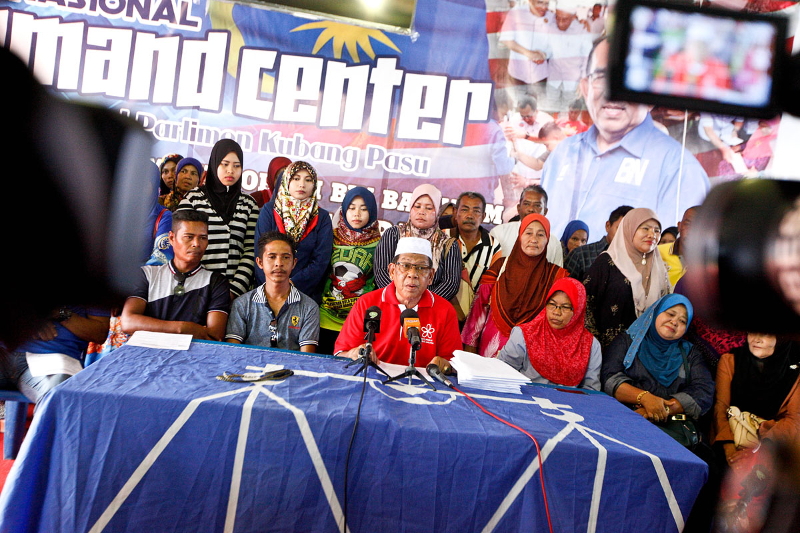 Kubang Pasu PPBM Information Chief Abdul Manaff Kechik speaks to the press as he announces his resignation from PPBM and entry into Barisan Nasional at the Barisan Nasional Kubang Pasu Command Centre May 6, 2018. u00e2u20acu201d Picture by Sayuti Zainudin