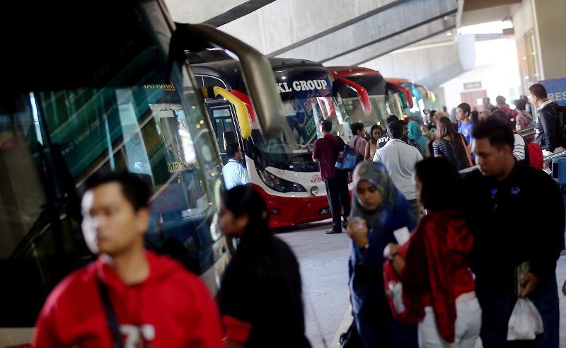 Ipoh folks who were working and living in other states returning to their hometown to cast their vote for the 14th general election May 7, 2018. u00e2u20acu201d Picture by Marcus Pheong