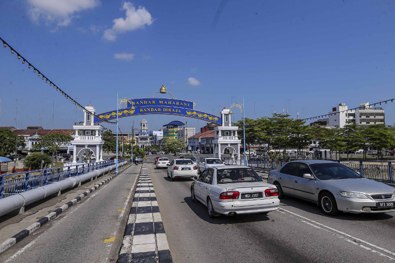 The traffic on Muar bridge ahead the 14th general elections in Muar May 8, 2018. u00e2u20acu201d Picture by Firdaus Latif