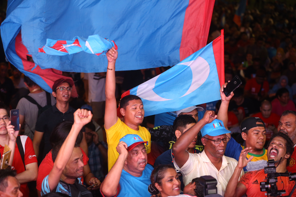 Pakatan Harapan supporters wave PH flags at Padang Timur, Petaling Jaya May 10, 2018. u00e2u20acu201d Picture by Zuraneeza Zulkifli