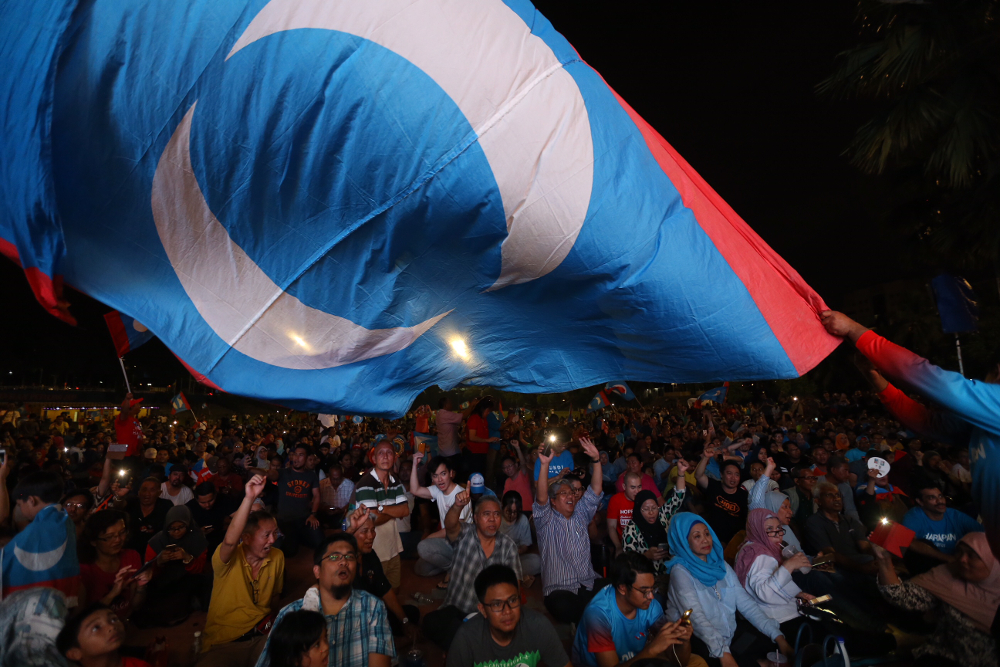 Pakatan Harapan supporters wave PH flags at Padang Timur, Petaling Jaya May 10, 2018. u00e2u20acu201d Picture by Zuraneeza Zulkifli