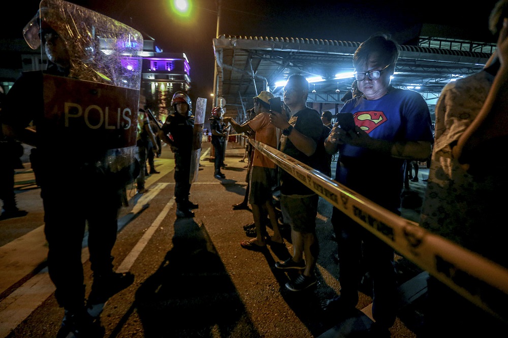Federal reserve unit police stand guard following a minor commotion outside the vote tallying centre at the Iskandar Puteri City Council Hall in Johor Baru May 9, 2018. u00e2u20acu201d Picture by Hari Anggara